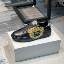 Difficult to obtain Men's casual shoes VERSACE Versace casual style