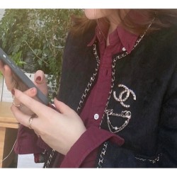 The perfect color for early autumn CHANEL Chanel 2022AW brooch