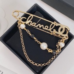 The perfect color for early autumn CHANEL Chanel 2022AW brooch
