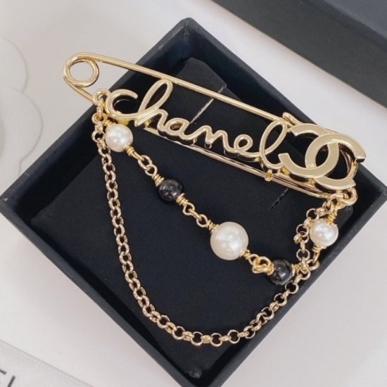 The perfect color for early autumn CHANEL Chanel 2022AW brooch The perfect color for early autumn CHANEL Chanel 2022AW brooch