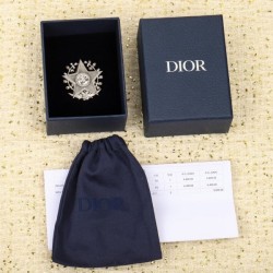 Featured tops for this autumn/winter DIOR Dior 2022AW brooch