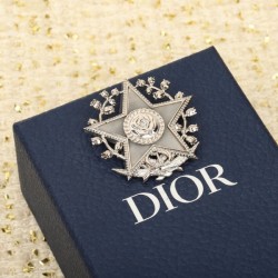 Featured tops for this autumn/winter DIOR Dior 2022AW brooch