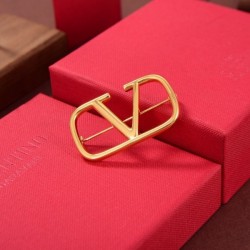 A new masterpiece with a high reputation VALENTINO Valentino 2022AW brooch