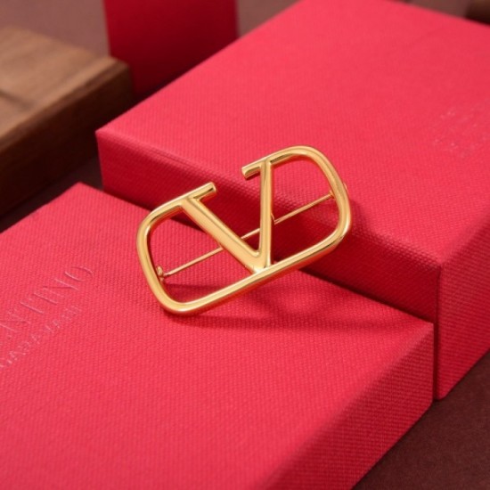 A new masterpiece with a high reputation VALENTINO Valentino 2022AW brooch A new masterpiece with a high reputation VALENTINO Valentino 2022AW brooch