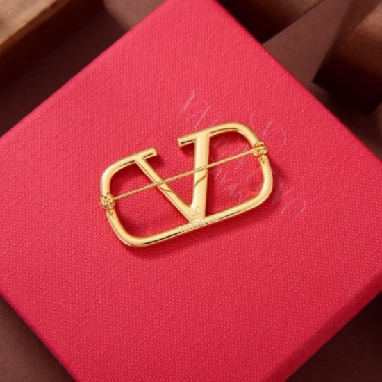 A new masterpiece with a high reputation VALENTINO Valentino 2022AW brooch A new masterpiece with a high reputation VALENTINO Valentino 2022AW brooch
