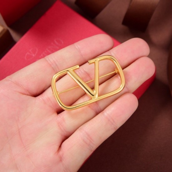 A new masterpiece with a high reputation VALENTINO Valentino 2022AW brooch A new masterpiece with a high reputation VALENTINO Valentino 2022AW brooch