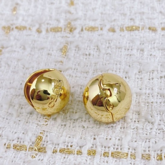 Many new favorite celebrities CELINE Celine 2022AW earrings Many new favorite celebrities CELINE Celine 2022AW earrings