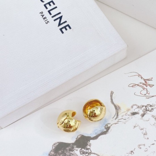 Many new favorite celebrities CELINE Celine 2022AW earrings Many new favorite celebrities CELINE Celine 2022AW earrings