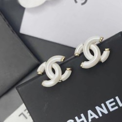 The topic is boiling 2022 CHANEL Chanel earrings