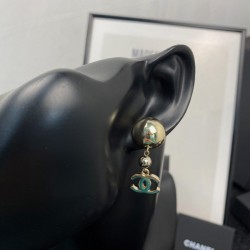 2022 CHANEL Chanel earrings that are too casual