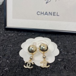 2022 CHANEL Chanel earrings that are too casual