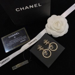 Trend color 2022 CHANEL Chanel earrings