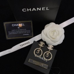 Trend color 2022 CHANEL Chanel earrings