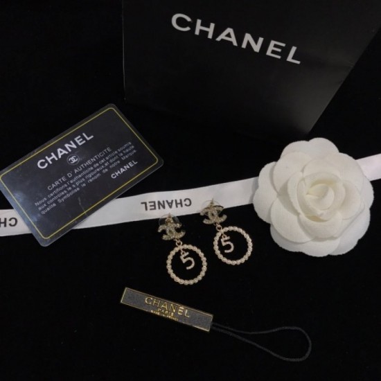 Trend color 2022 CHANEL Chanel earrings Trend color 2022 CHANEL Chanel earrings