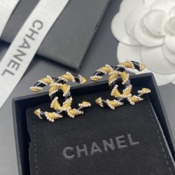 2022 CHANEL Chanel earrings with a neat feeling
