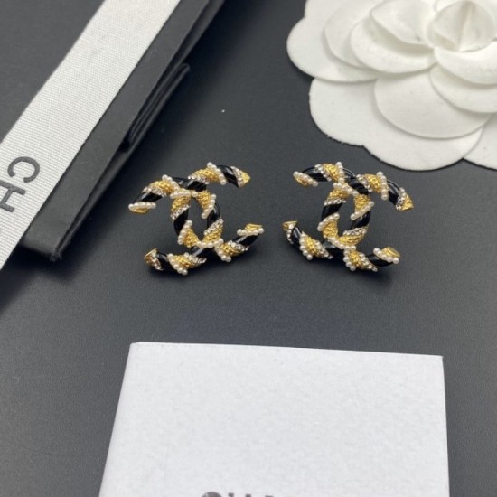 2022 CHANEL Chanel earrings with a neat feeling 2022 CHANEL Chanel earrings with a neat feeling