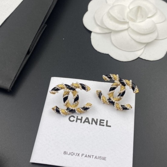 2022 CHANEL Chanel earrings with a neat feeling 2022 CHANEL Chanel earrings with a neat feeling
