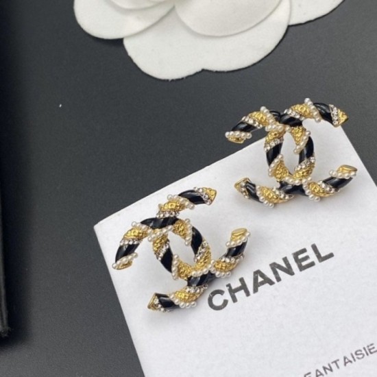 2022 CHANEL Chanel earrings with a neat feeling 2022 CHANEL Chanel earrings with a neat feeling