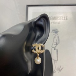 Standing strong 2022 CHANEL Chanel earrings