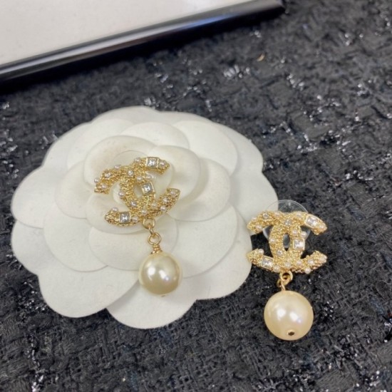 Standing strong 2022 CHANEL Chanel earrings Standing strong 2022 CHANEL Chanel earrings