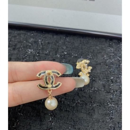 Standing strong 2022 CHANEL Chanel earrings Standing strong 2022 CHANEL Chanel earrings