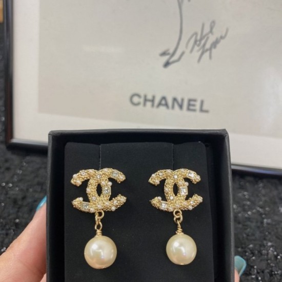 Standing strong 2022 CHANEL Chanel earrings Standing strong 2022 CHANEL Chanel earrings