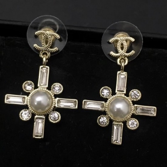 2022 CHANEL Chanel earrings with a sense of omission 2022 CHANEL Chanel earrings with a sense of omission