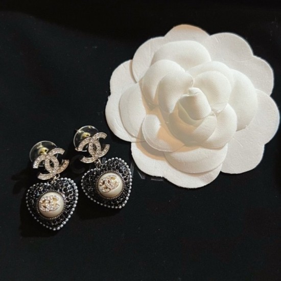 Gift to give CHANEL Chanel 2022AW Earrings Gift to give CHANEL Chanel 2022AW Earrings