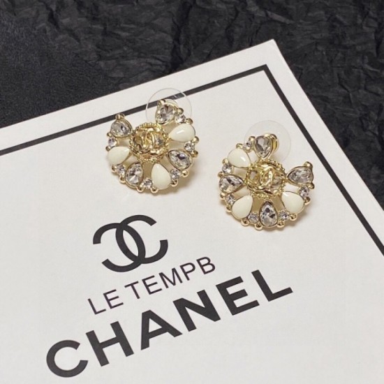 A must-see for fans in the fall and winter new CHANEL Chanel 2022AW earrings A must-see for fans in the fall and winter new CHANEL Chanel 2022AW earrings