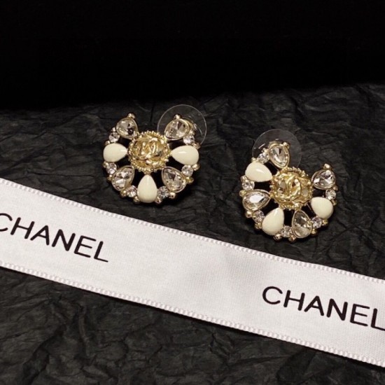 A must-see for fans in the fall and winter new CHANEL Chanel 2022AW earrings A must-see for fans in the fall and winter new CHANEL Chanel 2022AW earrings