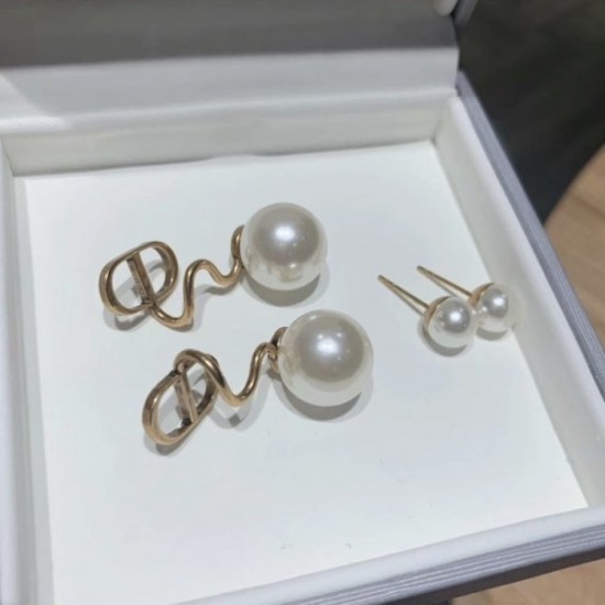 Latest collaboration sold out 2022 DIOR Dior earrings Latest collaboration sold out 2022 DIOR Dior earrings