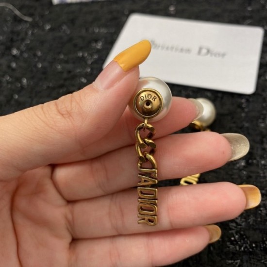 Stupid selling continues 2022 DIOR Dior earrings Stupid selling continues 2022 DIOR Dior earrings