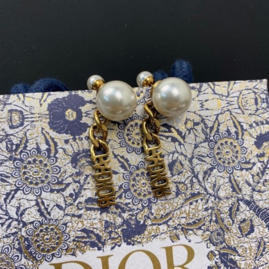 Stupid selling continues 2022 DIOR Dior earrings Stupid selling continues 2022 DIOR Dior earrings