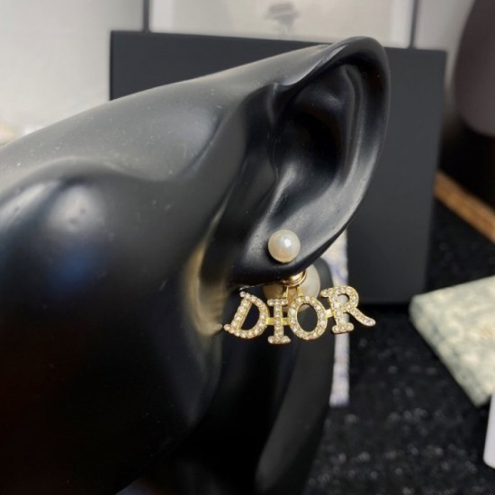 New this season 2022 DIOR Dior earrings New this season 2022 DIOR Dior earrings