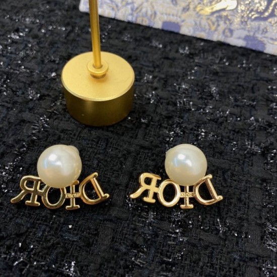 New this season 2022 DIOR Dior earrings New this season 2022 DIOR Dior earrings