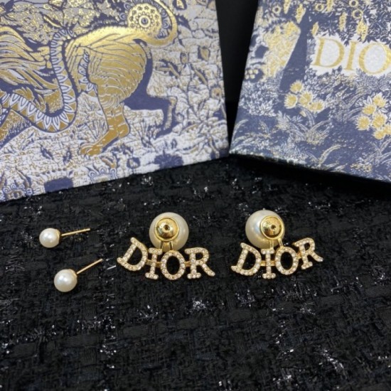 New this season 2022 DIOR Dior earrings New this season 2022 DIOR Dior earrings