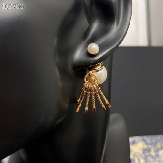 This season's hottest first-class item 2022 DIOR Dior earrings This season's hottest first-class item 2022 DIOR Dior earrings