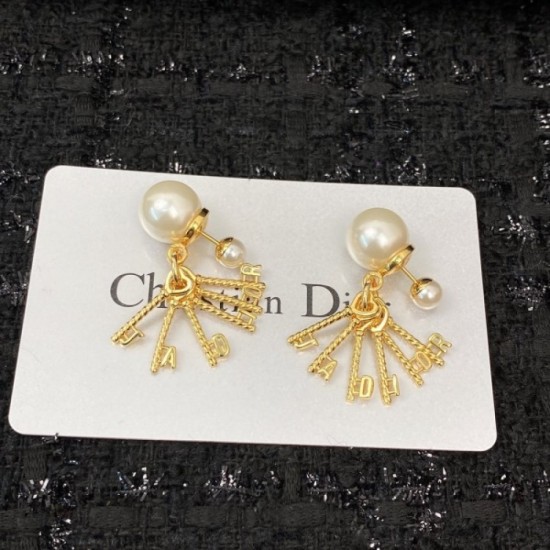 This season's hottest first-class item 2022 DIOR Dior earrings This season's hottest first-class item 2022 DIOR Dior earrings