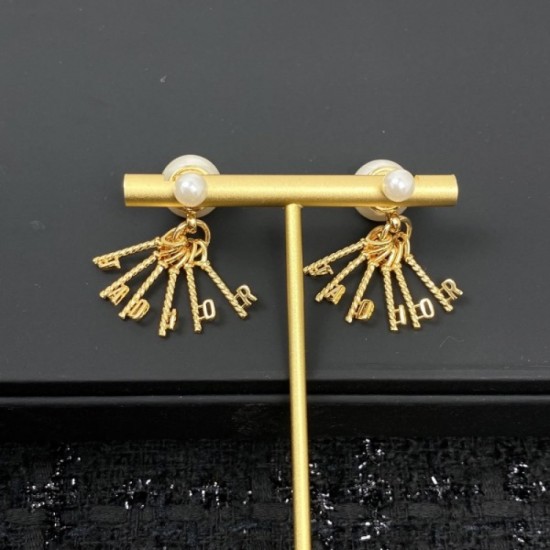 This season's hottest first-class item 2022 DIOR Dior earrings This season's hottest first-class item 2022 DIOR Dior earrings