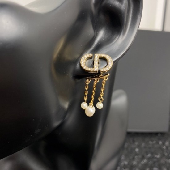 2022 DIOR Dior earrings with popular new logo 2022 DIOR Dior earrings with popular new logo