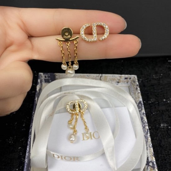 2022 DIOR Dior earrings with popular new logo 2022 DIOR Dior earrings with popular new logo