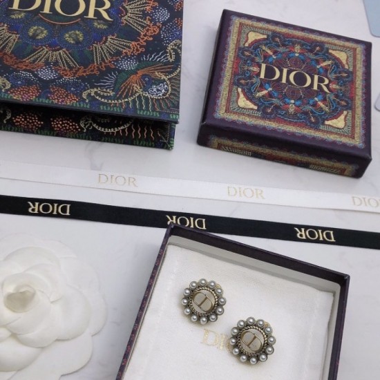 Only one item for each color 2022 DIOR Dior earrings Only one item for each color 2022 DIOR Dior earrings