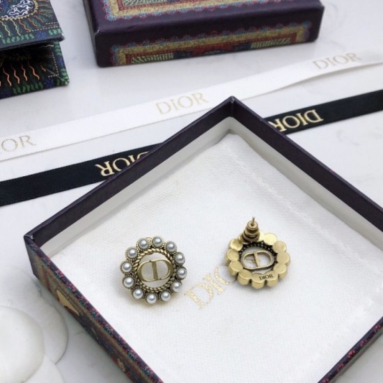 Only one item for each color 2022 DIOR Dior earrings Only one item for each color 2022 DIOR Dior earrings