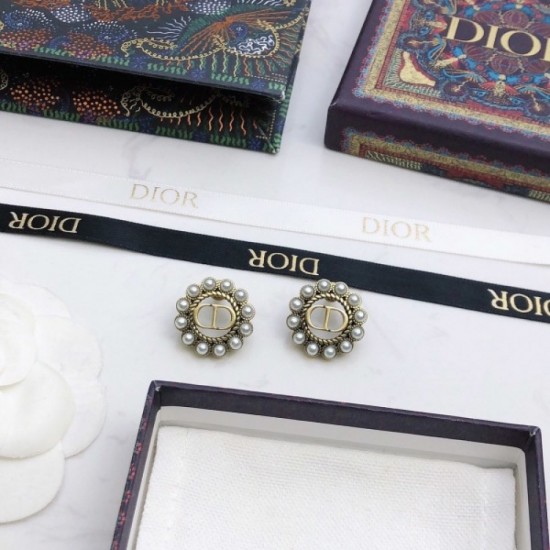 Only one item for each color 2022 DIOR Dior earrings Only one item for each color 2022 DIOR Dior earrings