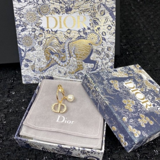One item recommended for daily 2022 DIOR Dior earrings One item recommended for daily 2022 DIOR Dior earrings