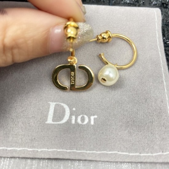 One item recommended for daily 2022 DIOR Dior earrings One item recommended for daily 2022 DIOR Dior earrings