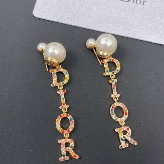 Popular model in Japan 2022 DIOR Dior earrings Popular model in Japan 2022 DIOR Dior earrings