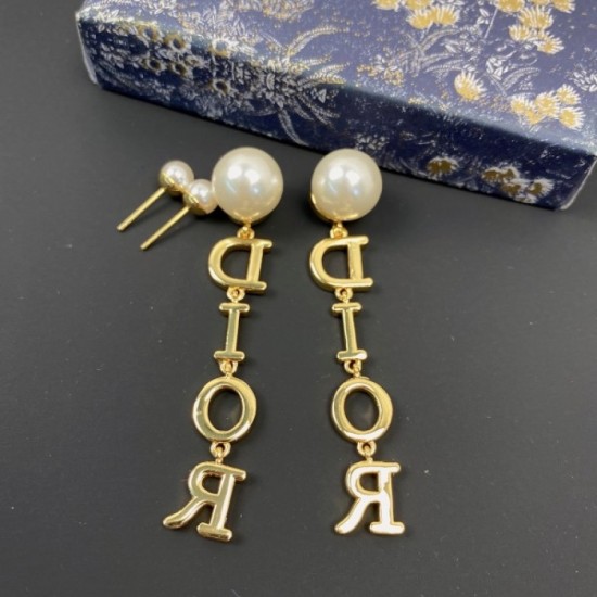 Popular model in Japan 2022 DIOR Dior earrings Popular model in Japan 2022 DIOR Dior earrings