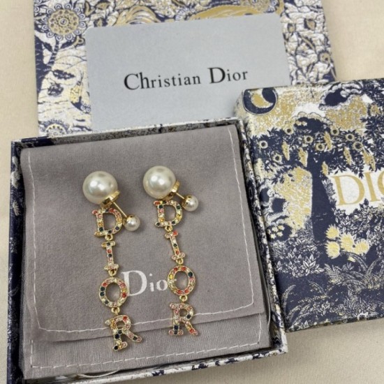 Popular model in Japan 2022 DIOR Dior earrings Popular model in Japan 2022 DIOR Dior earrings