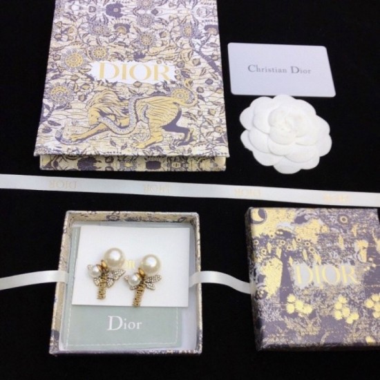 Fashionable presence 2022 DIOR Dior earrings Fashionable presence 2022 DIOR Dior earrings